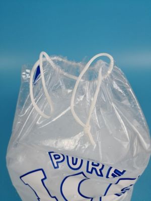 Le borse per il ghiaccio di plastica del LDPE con il cordone, cubetto di ghiaccio insacca 1 chilogrammo di capacità di peso